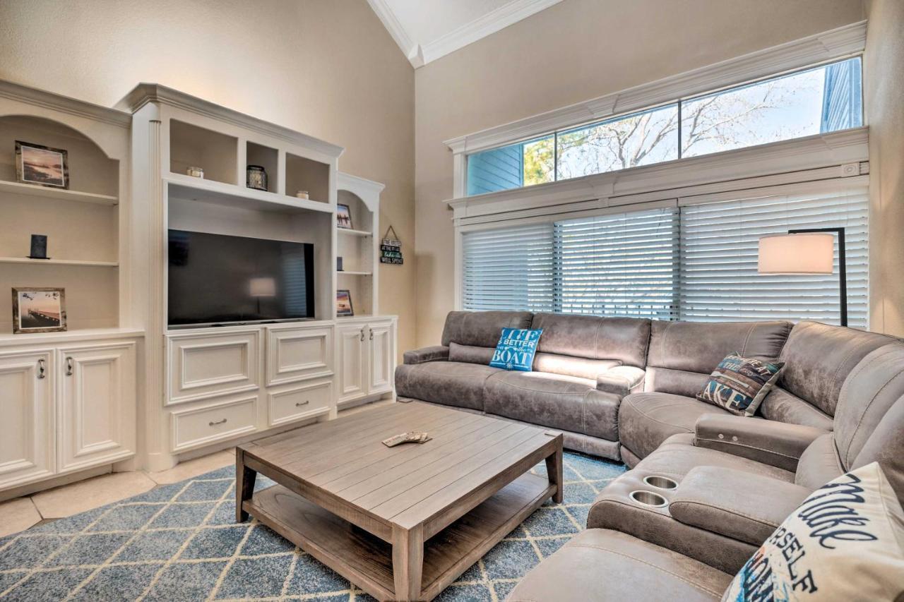 Idyllic Montgomery Condo With Pool And Lake View! المظهر الخارجي الصورة