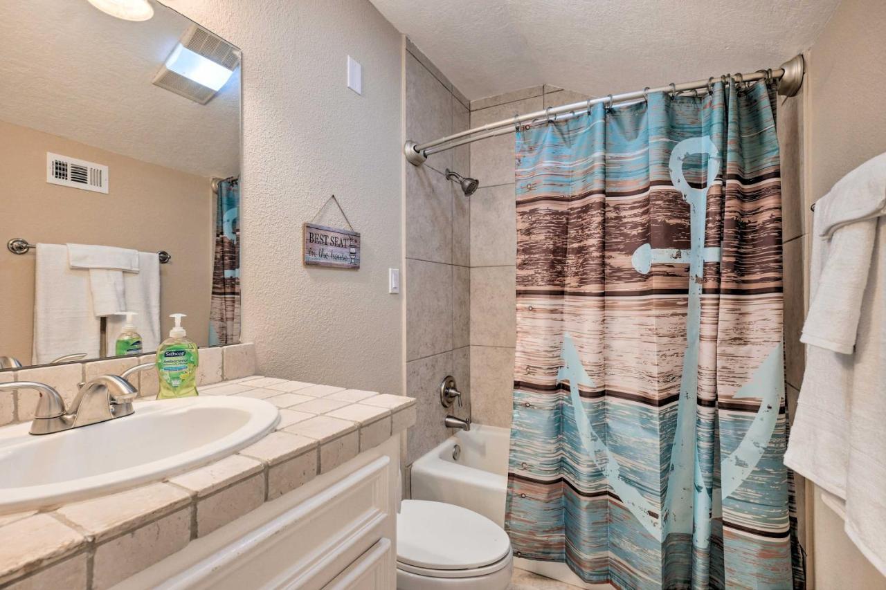 Idyllic Montgomery Condo With Pool And Lake View! المظهر الخارجي الصورة
