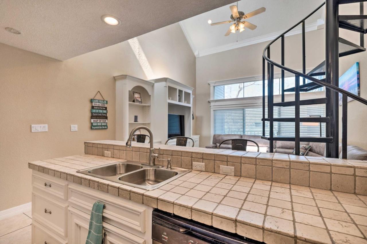 Idyllic Montgomery Condo With Pool And Lake View! المظهر الخارجي الصورة