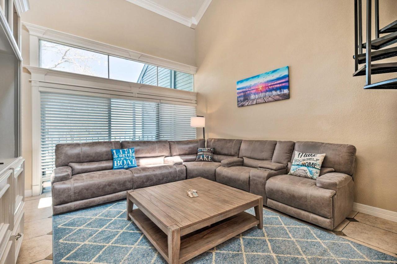 Idyllic Montgomery Condo With Pool And Lake View! المظهر الخارجي الصورة