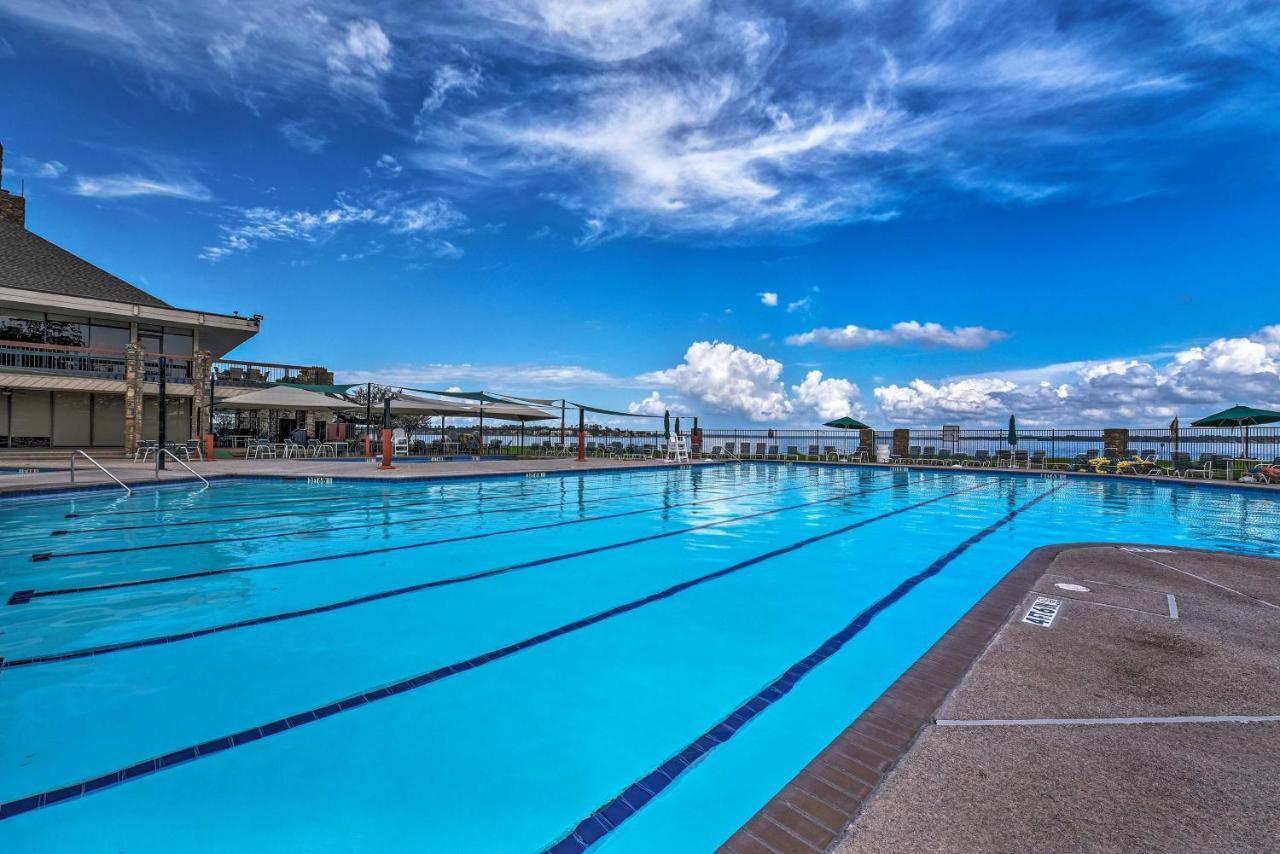 Idyllic Montgomery Condo With Pool And Lake View! المظهر الخارجي الصورة